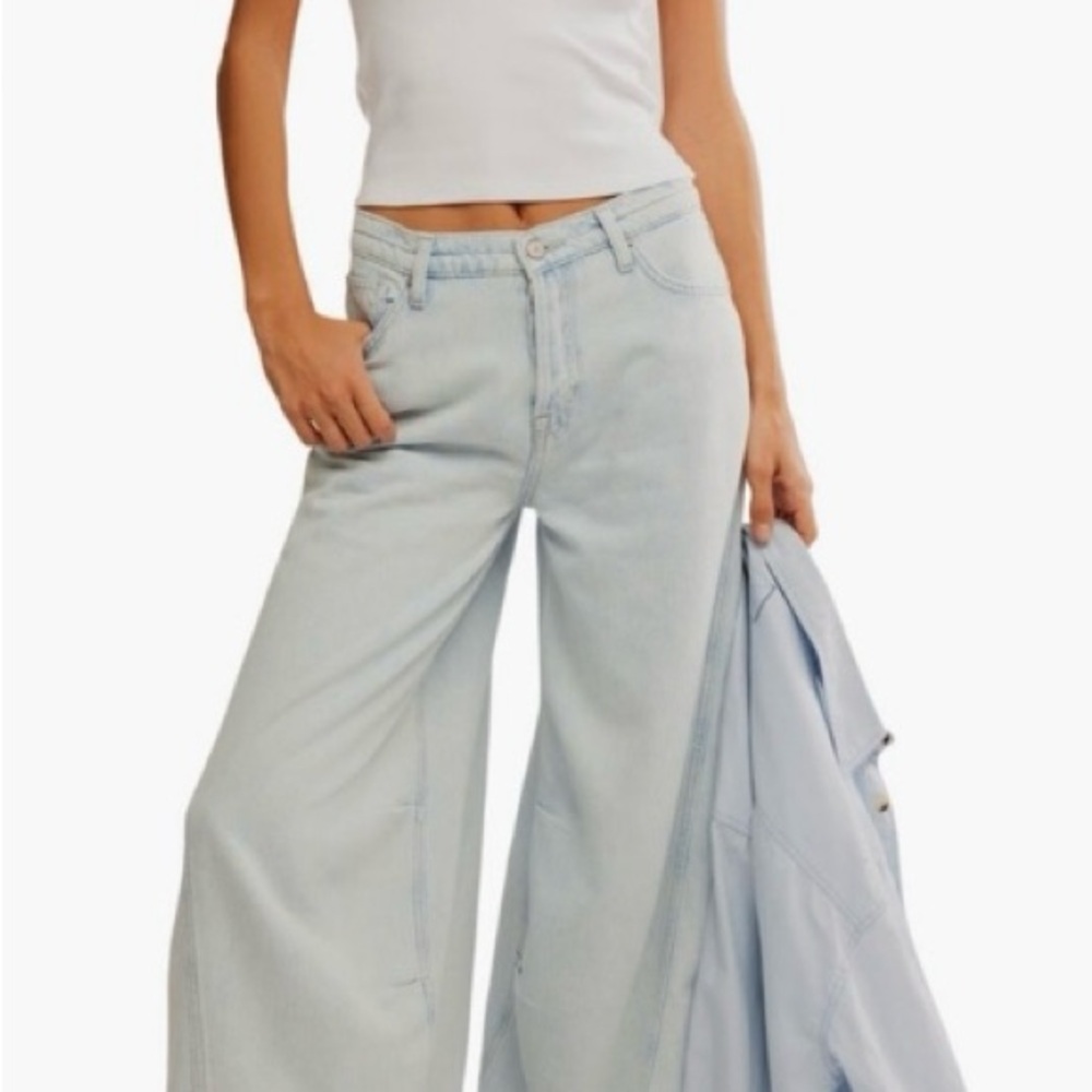 Free People Westward Demi Barrel Leg Jeans. NWT. Fade into you